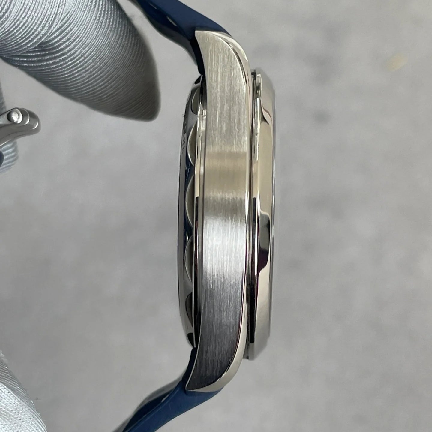 220.12.41.21.06.001- Grey -Blue Rubber- Automatic -41mm