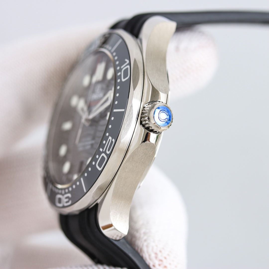 Top Version -210.32.42.20.01 - Black Rubber - Automatic - 42mm