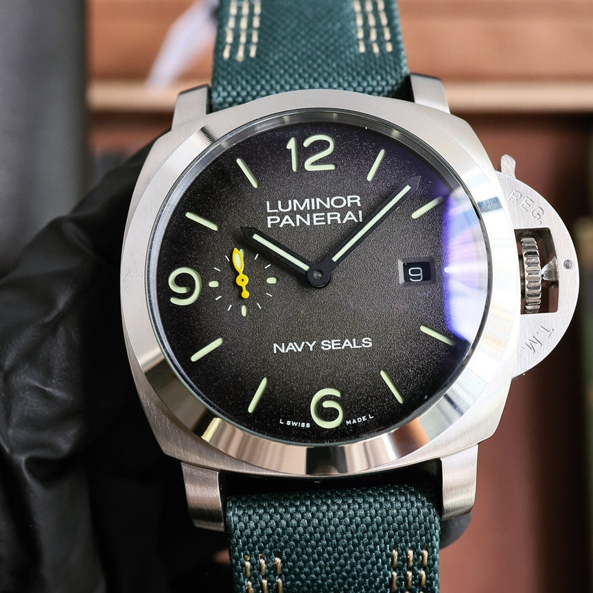 Frosted gray- Silver 316L Steel - Green Rubber - Automatic - 47mm