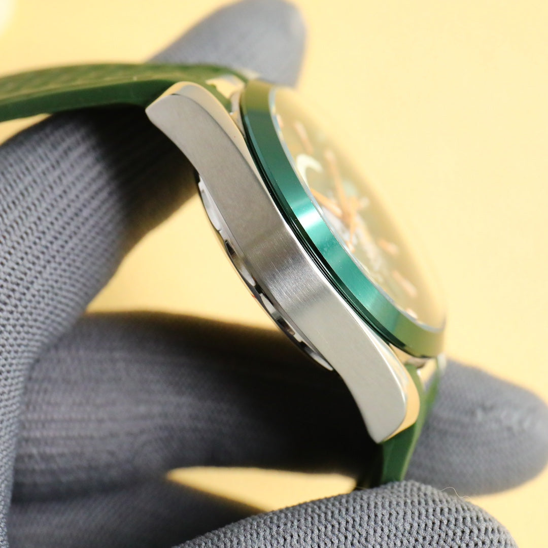 Green World Map - Green Rubber - Automatic - 43mm
