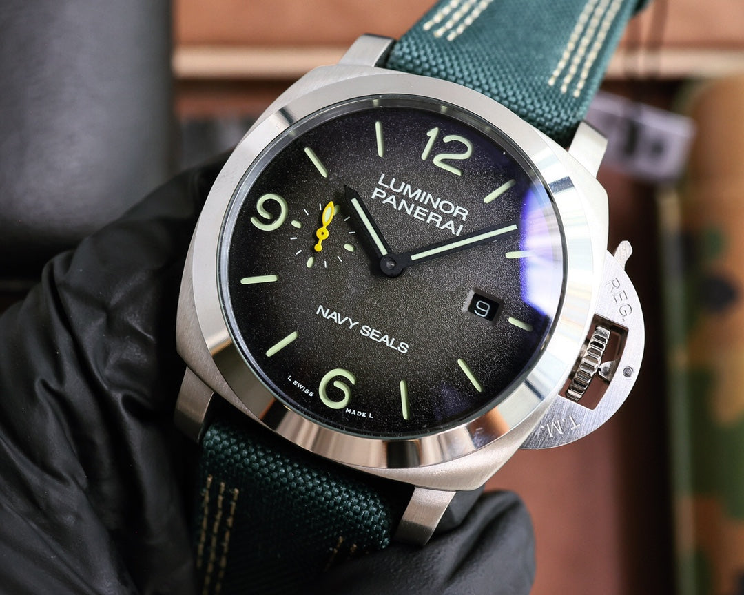Frosted gray- Silver 316L Steel - Green Rubber - Automatic - 47mm