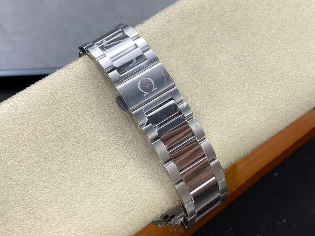 Top version - 231.10.39.21.03.002- Blue Silver -904L Steel - 8500 -Automatic - 41mm